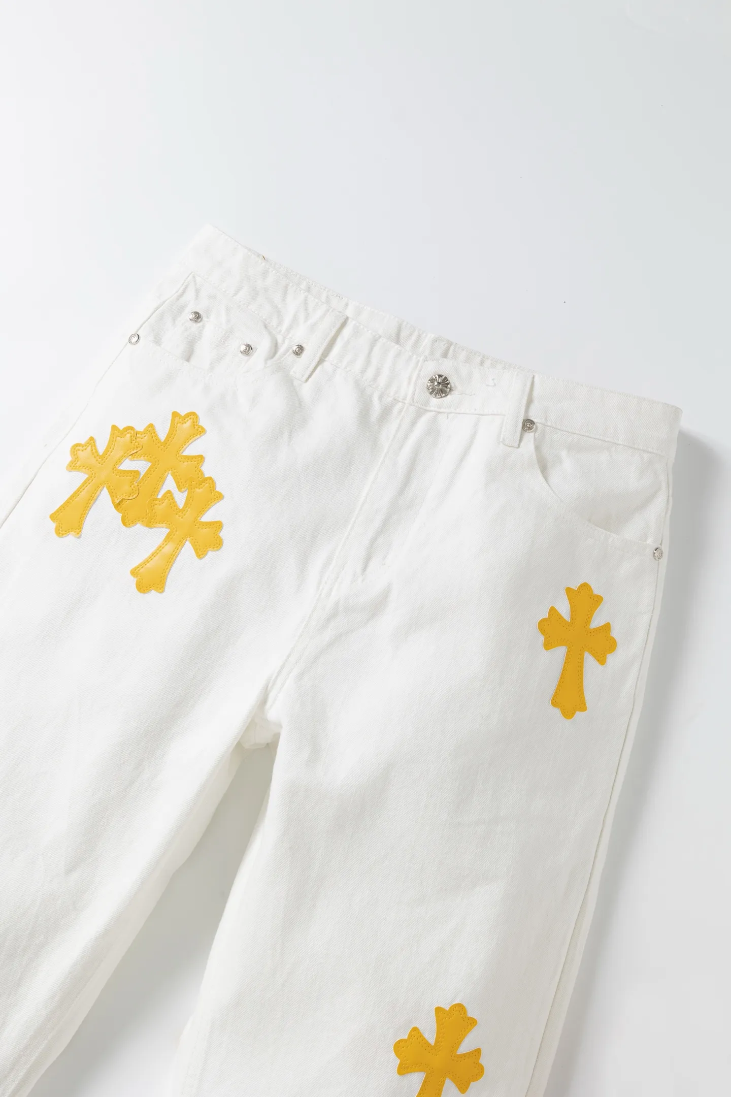 P236 💰 (Top version) chrome hearts ss25 new yellow Miami patchwork leather jeans. Styles with different wash textures, very friendly to people with thin legs and thick legs. The slightly flared version is very flattering to the leg shape. The timeless moderate length makes it easy to match casually. It has the basic styling foundation for various styles and is a must-have in the wardrobe! The fabric is stiff but also makes the upper body soft without losing texture. The washing process is even more perfect. It is a must-have item for everyone! ! !  Color: white Size: 30-32-34-36 30 32 34 36 Waist circumference 80 85 90 95 Sitting circumference 105 110 115 120 Foot opening 46 47 48 49 External length 102 103 104 105